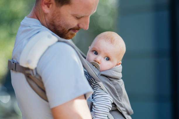 A loving father takes his daughter for a baby carrier。